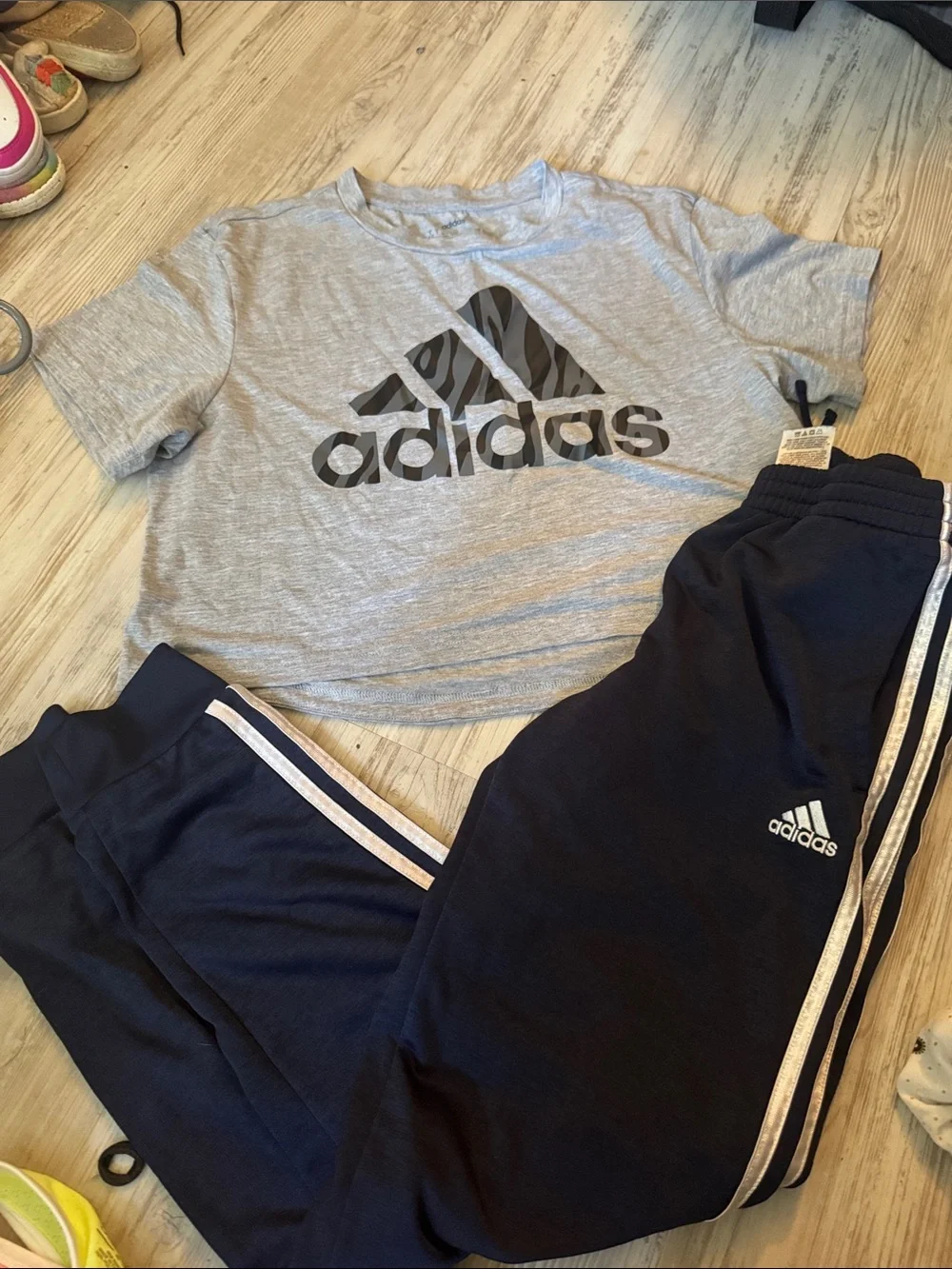 adidas Kids Gray Logo Tee & Navy Jogger Sweatpants Set grey crop top